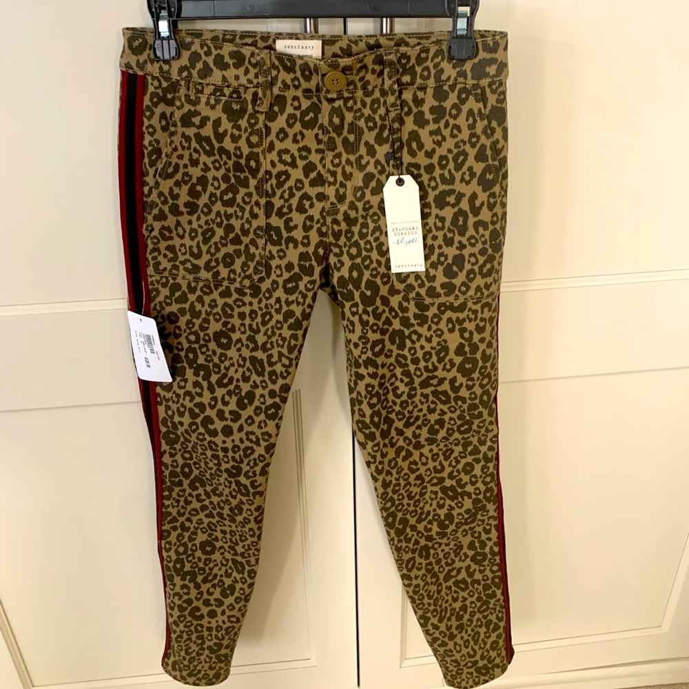 NWT! Sanctuary leopard print pants with side stripe detail. Size 26